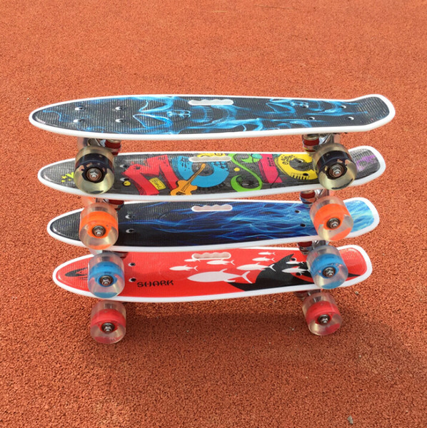 Skateboarding four-wheeled skateboard beginners youth road skateboard adult night smooth board portable fish board