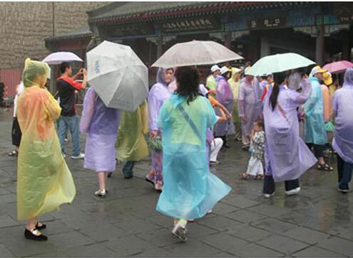 One-time Raincoat Fashion Hot Disposable PE Raincoats Poncho Rainwear Travel Rain Coat Rain Wear Travel Rain Coat