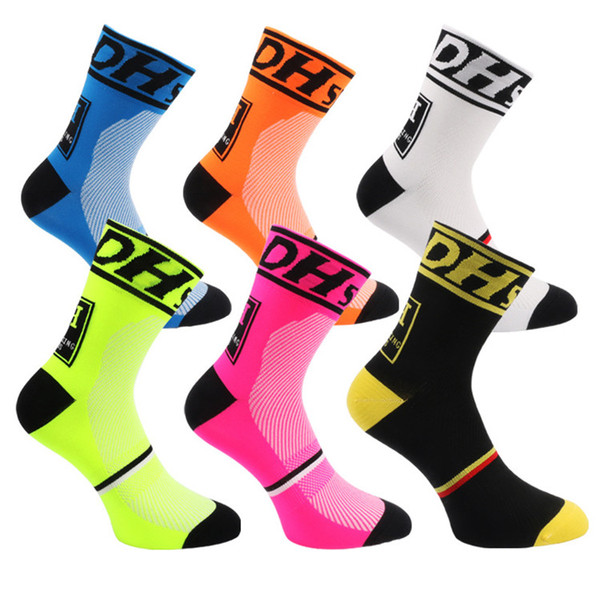 Good Quality Professional Middle Socks Mountain Bike Cycling Outdoor Sport Socks Protect Feet Breathable Wicking Men Bicycle Socks 6 Colors