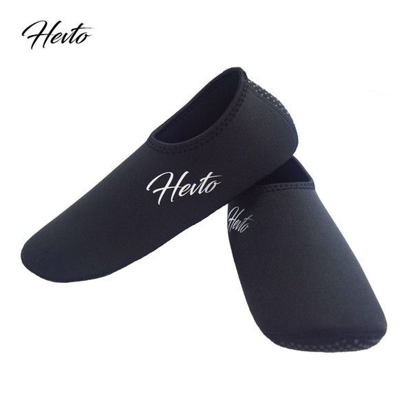 economic cheap neoprene 2.5mm socks with anti-slip silicone dot printing soles for beach sports customized logo available