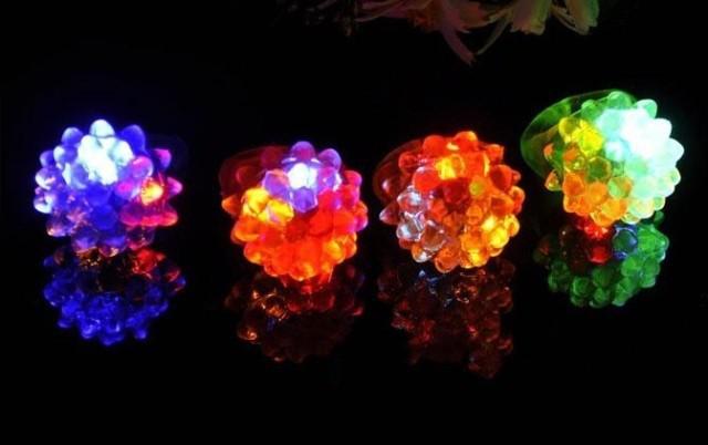 New fashion LED Flashing Strawberry Finger Ring Bar DJ Rave Toys Light Up Elastic Rubber Blinking Ring for Halloween Christmas Party supply