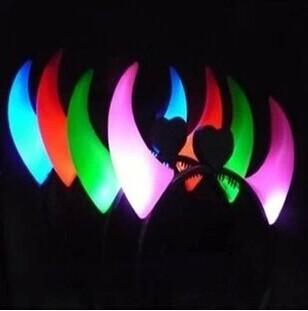 Christmas Party Plastic Glowing Horn Flashing Ox Horn Party Headwear Flashing LED Hair Clasp Headband Xmas Birthday Gift Cheering Rave Toys