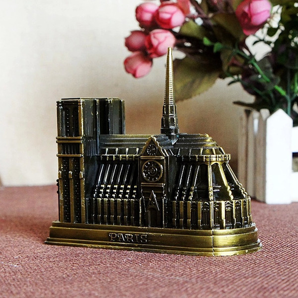 Notre Dame model metal crafts gift. A complete model of a classic building. Precious souvenirs of Notre Dame de Paris!VR387