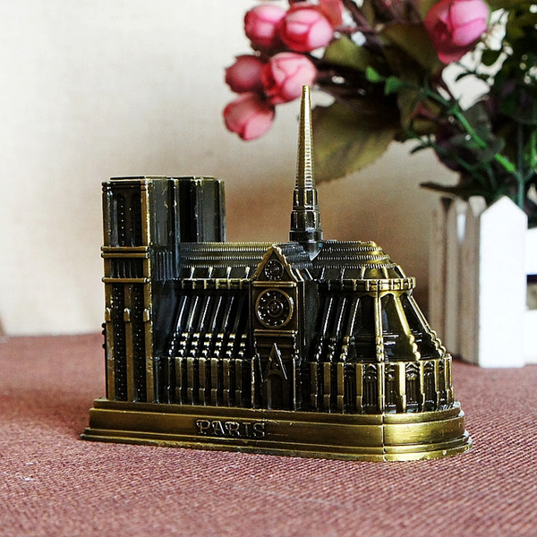 The Notre Dame De Paris Catholic Church Building Model Metal Ornaments Creative Birthday Gift Souvenirs Statuette steeplehouse