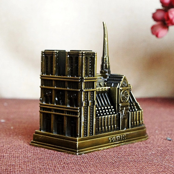 Notre Dame model metal crafts gift. A complete model of a classic building. Precious souvenirs of Notre Dame de Paris!CT235