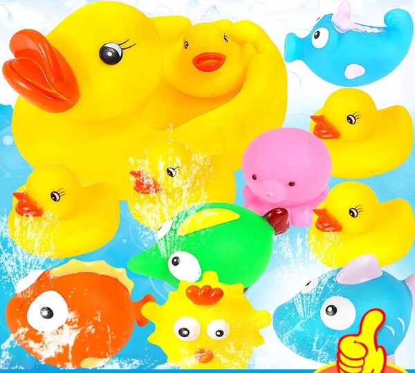 Small and lovely yellow duck,the little kids play with water toys and baby bathing companions