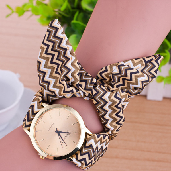 Shipping 2018 new fashion ladies selling cloth Bracelet watches wavy cloth flower table DIY Geneva cloth ladies watch watches