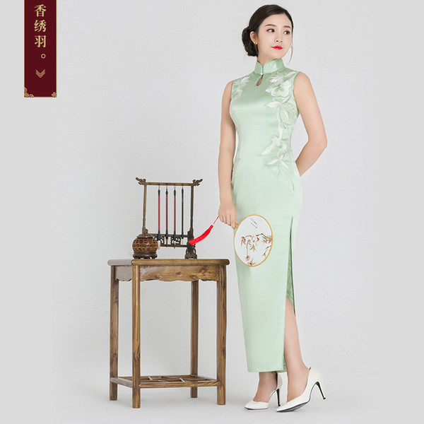 Fragrant embroidered feather silk embroidered cheongsam 2018 new handmade embroidered collar long cheongsam skirt Chinese banquet gown