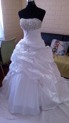 Real Photos A Line Wedding Dress Taffeta Strapless In Stock Wedding Dresses with Appliques Cheap Wedding Gowns with Beads
