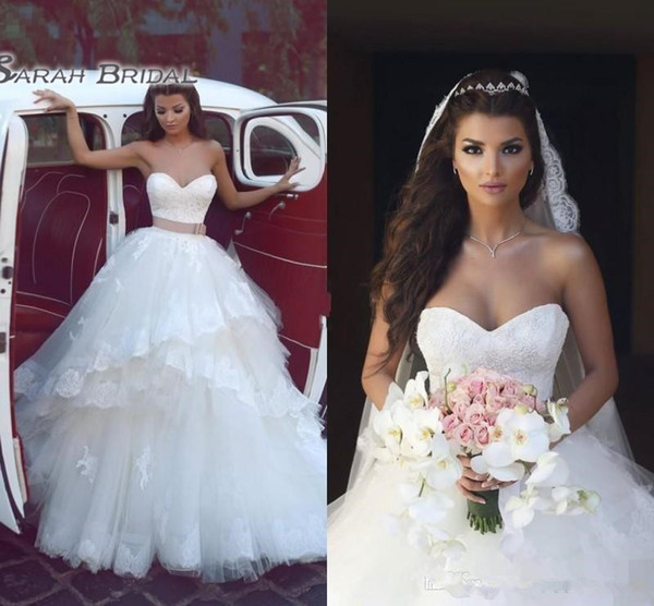 Gorgeous White Lace Sweetheart Wedding Dresses Tiered Tulle Layers Beach Bridal Gowns With Brown Belt Backless Floor Length Wedding Gowns