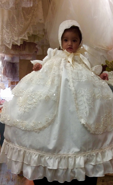 New First Communication Dress Long Sleeves Christening Gowns For Baby Girls Lace Appliqued Pearls Baptism Dresses With Bonnet