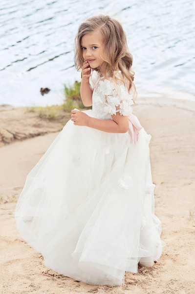 Lovely Princess Flower Girls Dresses For Beach Wedding Short Sleeves 3D Floral Appliques Lace First Holy Communion Dresses Pageant Gowns