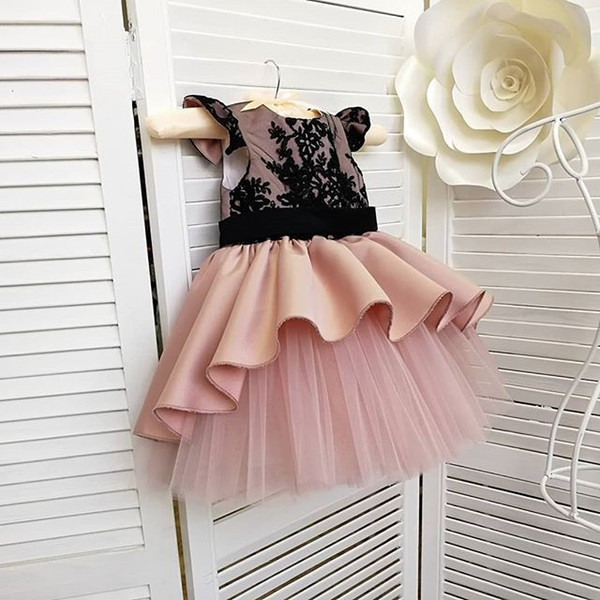 Blush Pink Short Mini Flower Girls Dresses Black Appliques Ruffles Tiered Skirts First Communion Dresses Girls Pageant Gown Custom Made