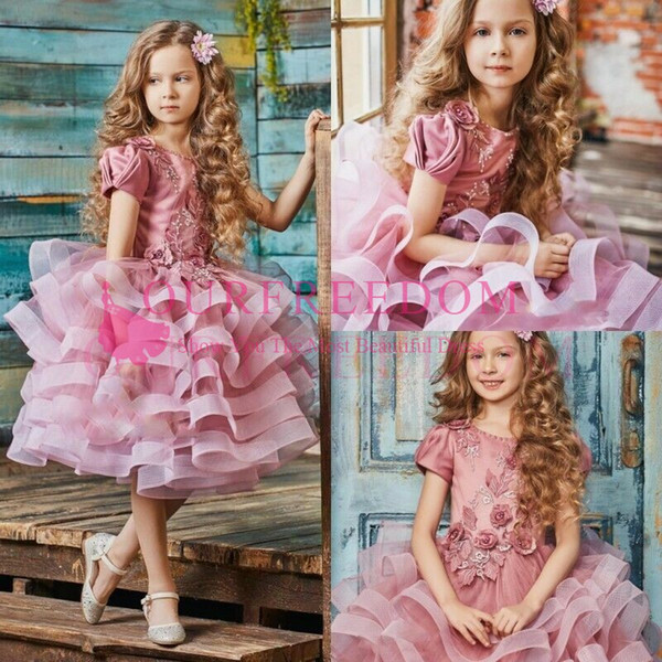 Cute Pink Short Sleeve Flower Girls Dresses Appliques Ruffles Tiered Skirts Short Mini First Communion Dresses Girls Pageant Gown