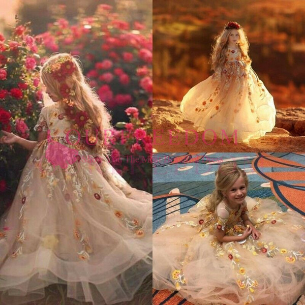 Light Yellow Crew Neck Flower Girls Dresses Short Sleeve Embroidery Appliques A Line First Communion Dresses Girls Pageant Gown