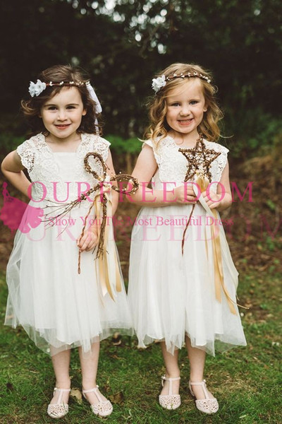 Lovely Lace Short Flower Girls Dresses Jewel Neck Cape Sleeve Cute Garden First Communion Dresses For Beach Garden Wedding Custom Made