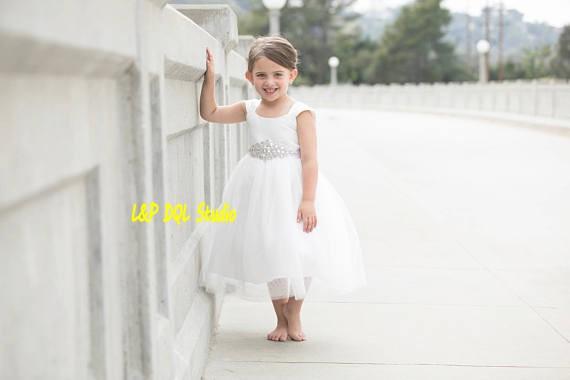 Lovely Ball Gown Flower Girls Dresses Ivory Cute Girls Party Dresses Ball Gown Scoop Zipper Back Organza Tulle Girls First Communion Dresses