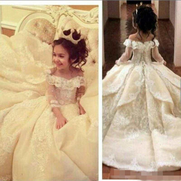 Vintage Lace Flower Girl Dresses Elegant Off Shoulder Wide V Neck Ball Gown Little Girl Pageant Dresses Gowns