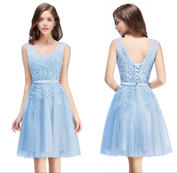 In Stock Cheap A Line V Neck Cocktail Homecoming Dresses Lace Up Back Appliques Ruffles Short Homecoming Prom Gowns with Four Color CPS341