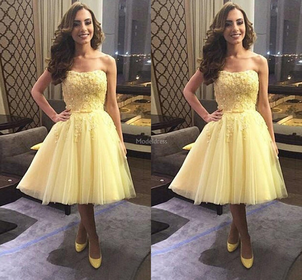 Stylish Yellow Homecoming Dresses Strapless Appliques Beads Knee Length Cocktail Gowns Charming Special Occasion Dresses Modern Vestido