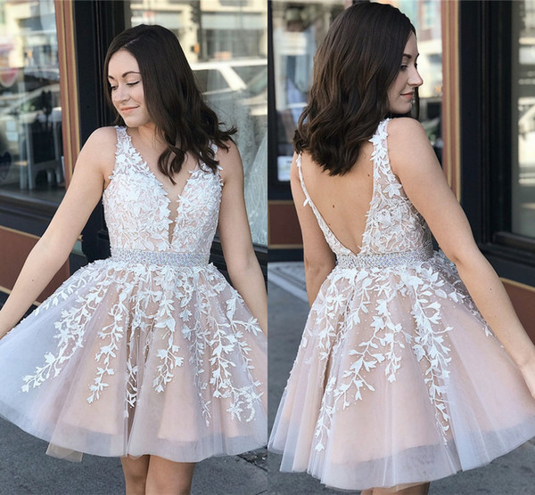 2019 Cheap Lace Appliqued Short Homecoming Dresses Sexy Short V Neck Cocktail Party Gown Champagne Mini Formal Prom Evening Wear BM1544