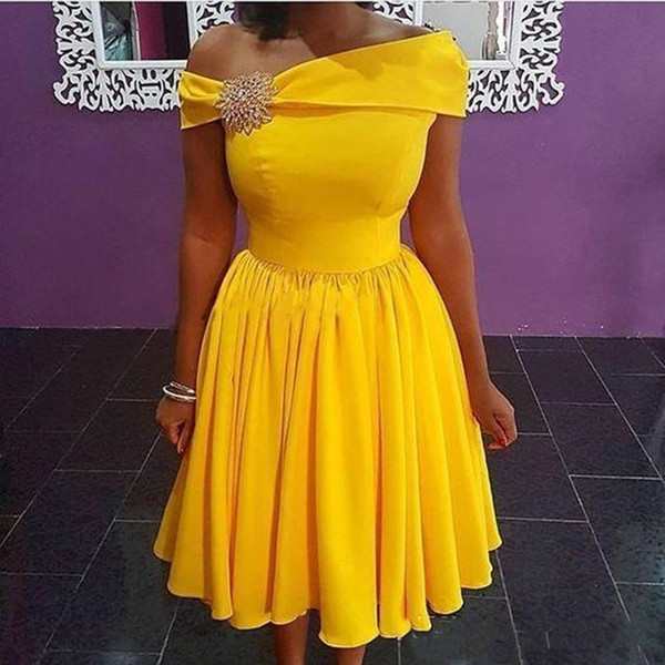 Bright Yellow A Line Homecoming Dresses with Sash Off Shoulder Bridesmaid Dress Ruched Short Sweet 16 Cocktail Party Gowns Graduation Z62