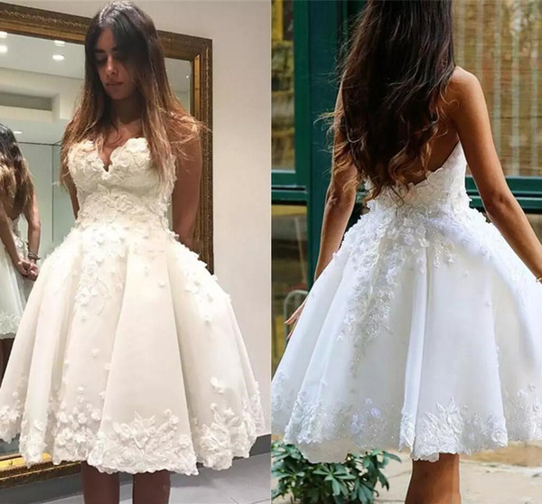 White Knee Length Short Homecoming Dresses Charming Sweetheart Backless Graduation Dress Lace Applique Formal Prom Party Cocktail Gowns