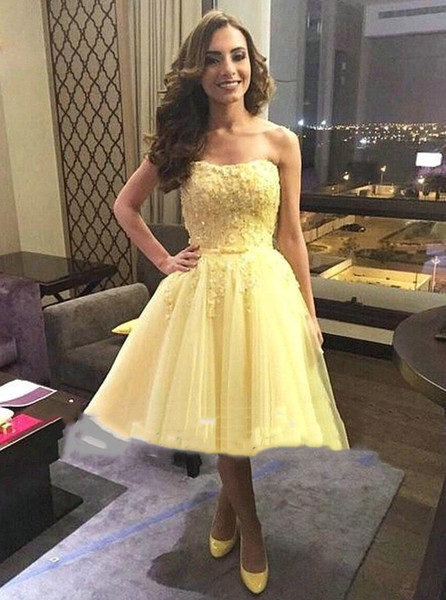 Lovely Yellow Strapless Knee Length Homecoming Dresses A Line Strapless Applique Ruffles Short Prom Evening Gowns Cocktail Wear BC1152