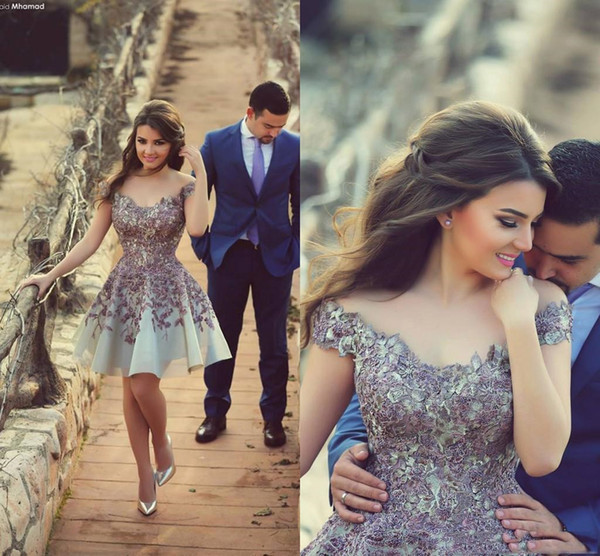 New Couples Fashion Short Prom Dresses Black Girl Off the Shoulder Lace Appliqued Mini Cocktail Length Beaded Organza Party Gowns