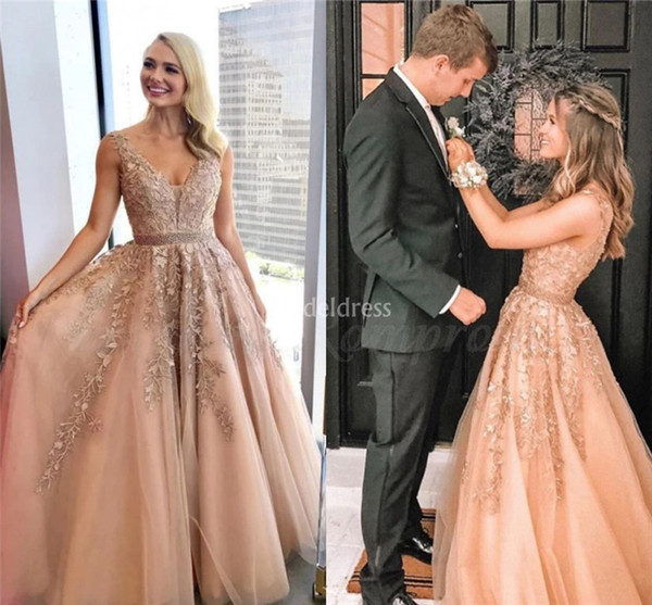 Elegant Champagne Prom Dresses Deep V-Neck Appliques A Line Sweep Train Formal Party Evening Gowns Modern Special Occasion Dresses Vestido