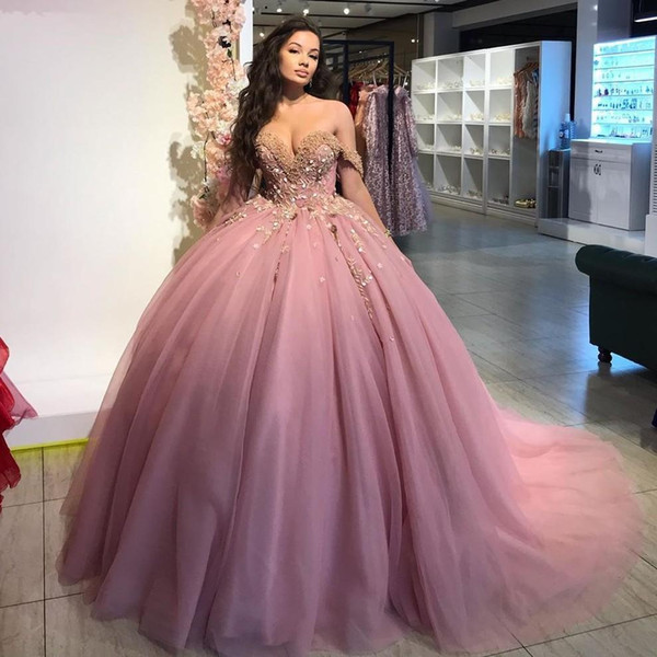 Pink Ball Gown Beaded Prom Dresses Off The Shoulder Neck Appliqued Formal Gowns 3D Appliqued Sweep Train Tulle Quinceanera Dress