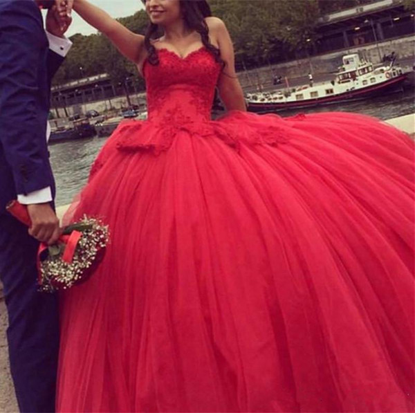 Vintage Red Lace Ball Gown Quinceanera Dresses Sweet Heart Floor Length Appliques Prom Party Gowns For Sweet 16 Girls Cheap