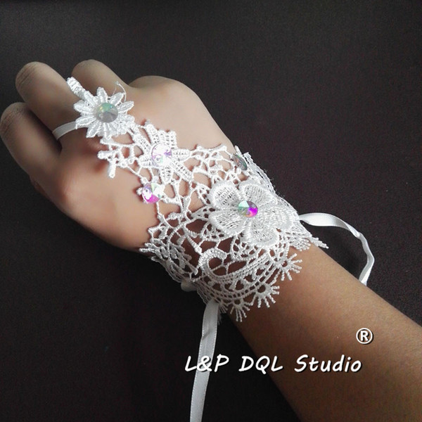2017 Latest Bridal Gloves Short Lace with Beads New Arrival Free Shipping Wedding Accessories Bridal Gloves Cheap Ivory