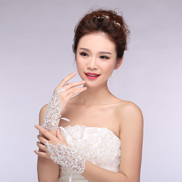 2017 New Arrival Stunning Short bridal Gloves Ivory,Red European Style Applique with Shining Sequiins Beads Wedding Accessories
