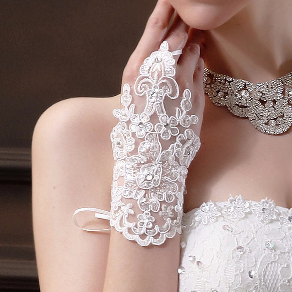 Fingerless Red White Ivory Lace Wedding Gloves for Bride Sexy Bridal Gloves Lace Sequined 2018 Bridal Accessories Cheap