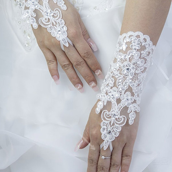 Elegant White Lace Bridal Gloves Wrist Fingerless Short Paragraph Rhinestone Wedding Gloves Free Shipping Wholesale Hot Sale