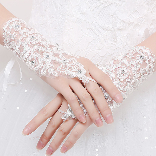 2019 cheap New Sexy fingerless gloves Wedding Bridal Gloves Accessory Beaded Lace Gloves Wedding Accessories Wrist Length Free Shipping