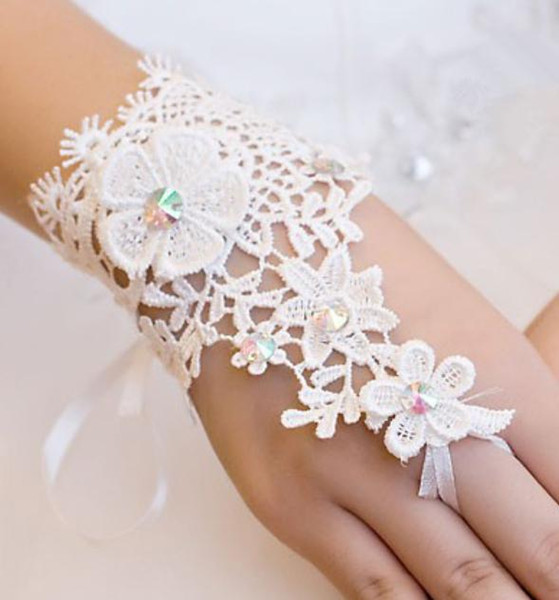 2018 Hot Sale Short Lace Bride Bridal Gloves Beads Fingerless Wrist Length With Ribbon Bridal Gloves Wedding Accessories
