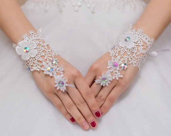 Hot Sale 2018 Lace Wrist Length Fingerless Bridal Gloves Rhinestone Handmade Flowers Banquet Party Glove For Women