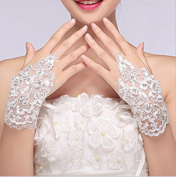 In Stock Applique Lace Crystal Bridal Gloves Wrist Length New Design One Finger Bridal Accessories Cheap Wedding Gloves
