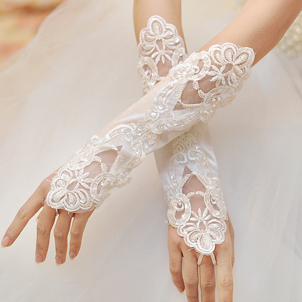 2016 Beautiful Bridal Gloves White Fingerless Lace Appliqued Pearl Beaded Bridal Gloves Wedding Gloves Cheap EM01467