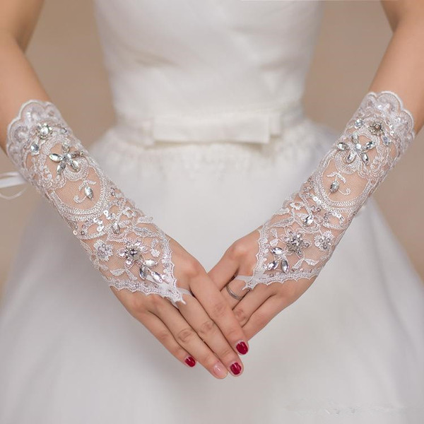 2018 Short Lace Bride Bridal Gloves Wedding Gloves Beaded Crystals Wedding Accessories Lace Gloves for Brides Fingerless Below Elbow Length