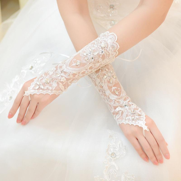 2019 Luxury Short Lace Bride Bridal Gloves Wedding Gloves Crystals Wedding Accessories Lace Gloves for Brides Fingerless Wrist Length