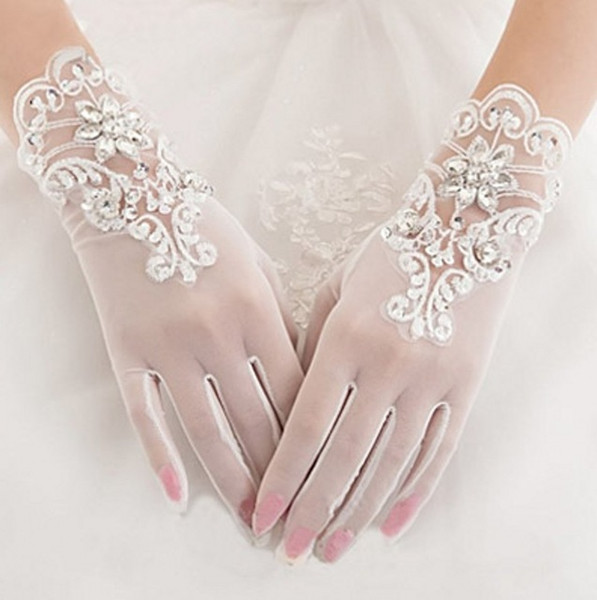 2019 Short White Tulle Bridal Wedding Gloves Wrist Length Lace Appliqued Beaded Woman Bridal Party Gifts New Arrival