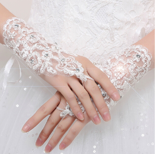 Romantic Lace Waist Length Bridal Gloves Without Figures Sequined Wedding Gloves Bling Cheap In Stock Free Shipping