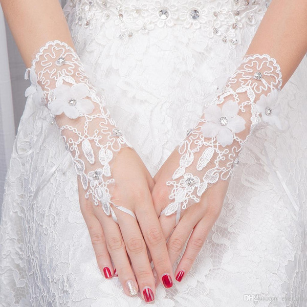 Ivory Beaded Flowers Short Bridal Gloves For Winter Weddings Fingerless Lace Up Bride Wedding Gloves Accessories gants de mariage pour femme