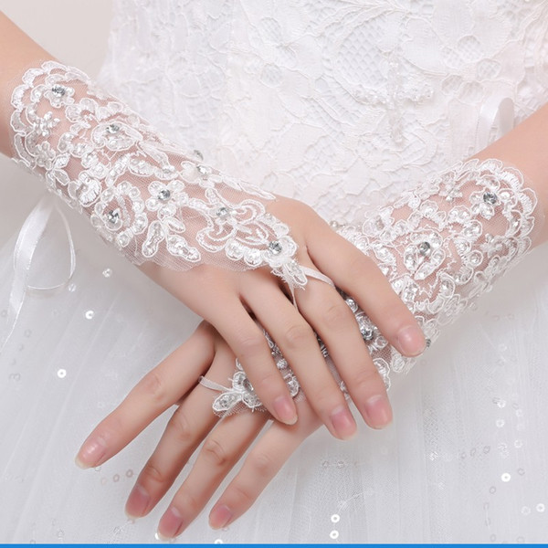 2016 Trendy Bride Gloves Beaded Lace Gloves Hook Finger Wedding Gloves Cheap Short Fingerless Wedding Gloves