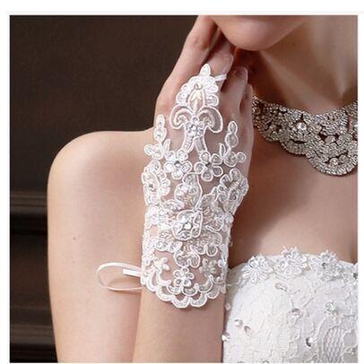Lace Appliques Bridal Gloves White Color Gloves 2018 Fashion New Bridal Wedding Accessories For Free Shipping