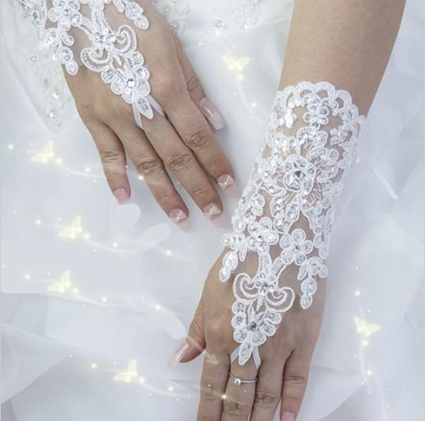 Hot Sale High Quality Write, Ivory Fingerless Short Paragraph Elegant Rhinestone Bridal Wedding Gloves Wholesale Free Shipping