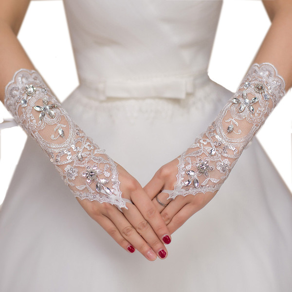 2018 Luxury Short Lace Bride Bridal Gloves Wedding Gloves Crystals Wedding Accessories Lace Gloves for Brides Fingerless Wrist Length